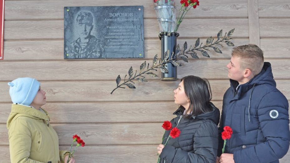 В Лискинском районе открыли мемориальную доску погибшему в Чечне земляку