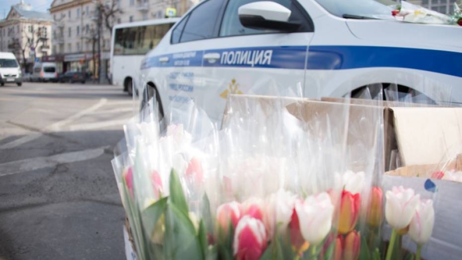 В Воронеже сотрудники ГИБДД и общественники поздравили женщин-водителей с 8 Марта