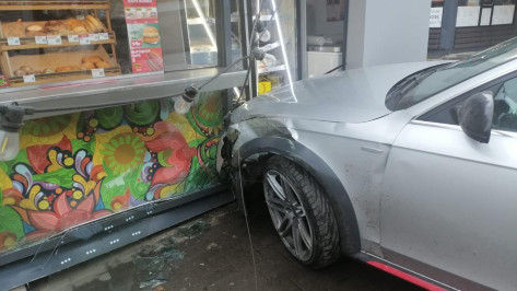 В Воронеже водитель Audi въехал в торговый павильон