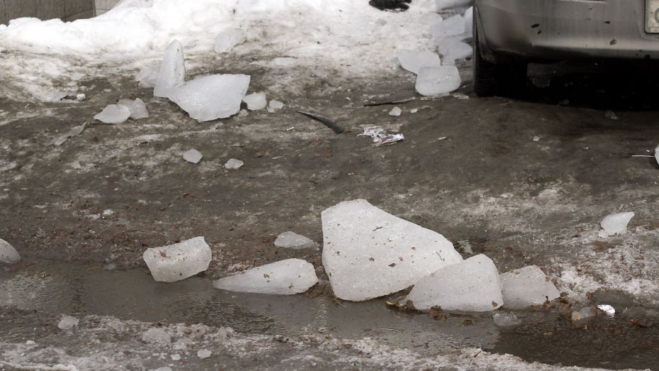В Коминтерновском районе Воронежа на мужчину упала глыба снега