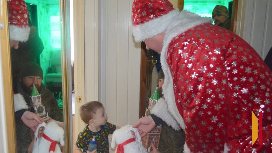 Детям из семей участников СВО Терновского района вручили новогодние подарки