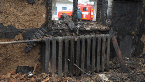 Тело 83-летнего пенсионера нашли в сгоревшем доме в Воронежской области
