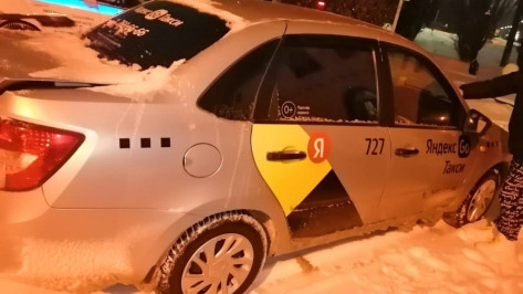 Таксист сбил на переходе 17-летнюю девушку в Воронежской области