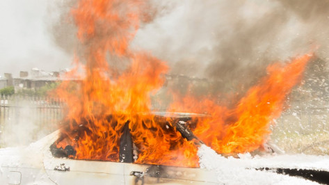 Шесть автомобилей пострадали от пожара в Воронеже