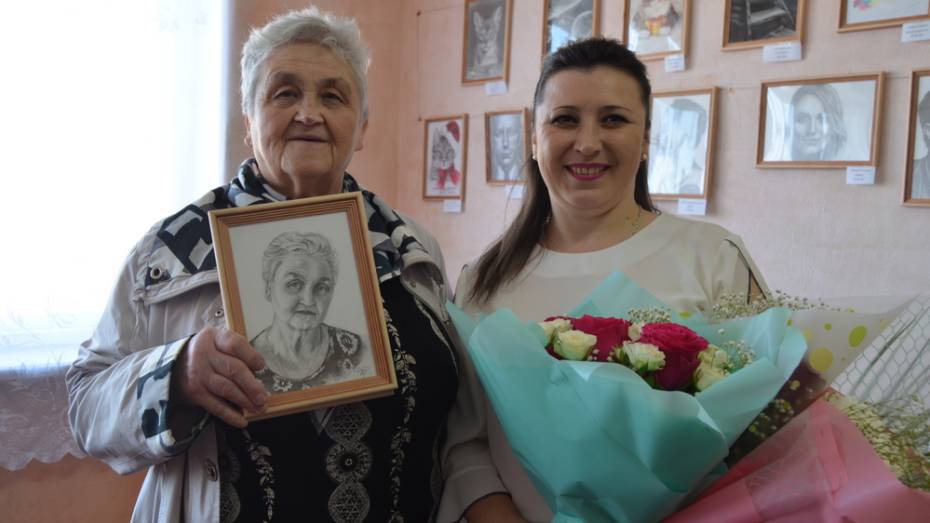 Художница из бутурлиновского села Озерки представила землякам экспозицию из более 100 работ