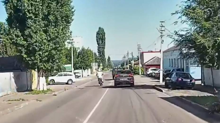 Юному воронежскому питбайкеру, вылетевшему на встречку и тротуар в Боброве, грозит крупный штраф