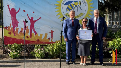 Представители правительства Воронежской области побывали в школах подшефных районов