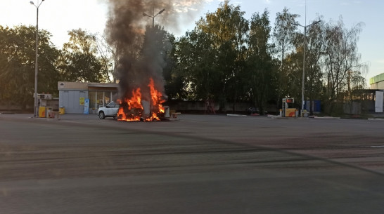 В Семилуках на АЗС загорелся Nissan