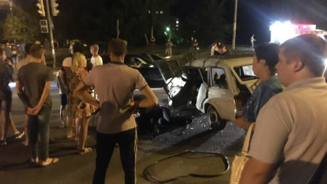 В Воронеже «четверка» врезалась в иномарку: пострадал 36-летний водитель ВАЗа