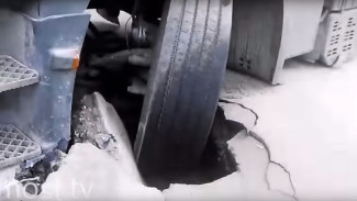 Воронежская фура провалилась в яму на дороге в Липецке