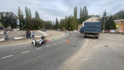 В Репьевском районе при столкновении с КамАЗом серьезно пострадали водитель скутера и его пассажирка