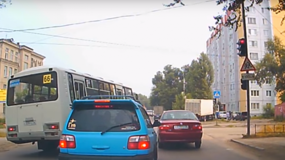 В Воронеже водителя маршрутки оштрафовали за попавшее на видео нарушение ПДД