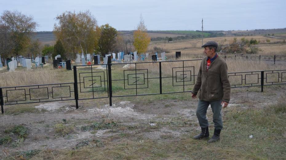 Россошанские активисты благоустроили кладбище на средства гранта
