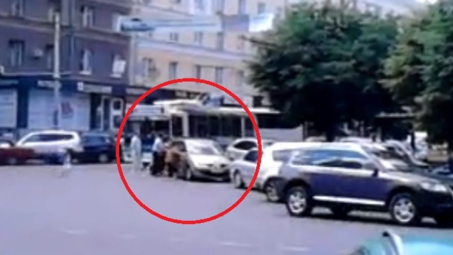 Пассажиры троллейбуса вручную откатили неправильно припаркованную машину в центре Воронежа (ВИДЕО)