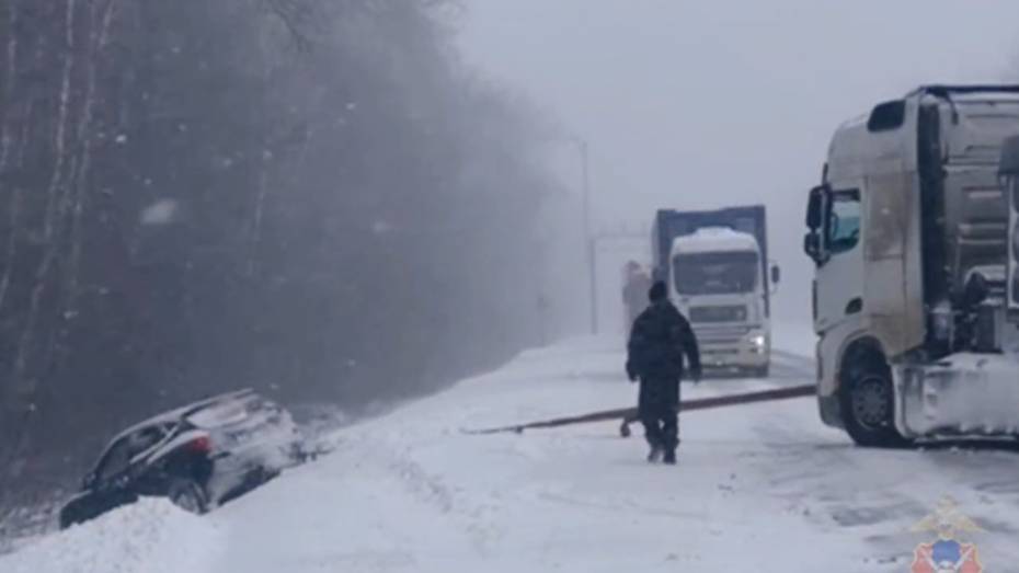 Воронежские госавтоинспекторы достали съехавший в кювет Hyundai с помощью троса и грузовика