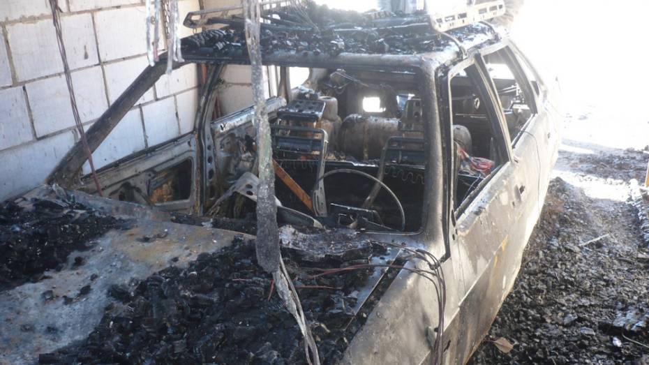 В Богучарском районе дотла сгорели 2 машины