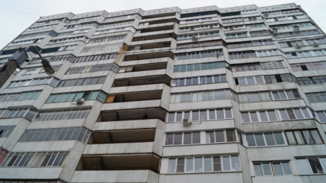 Воронежцы вызвали спасателей из-за сидевшей на подоконнике 15 этажа девушки