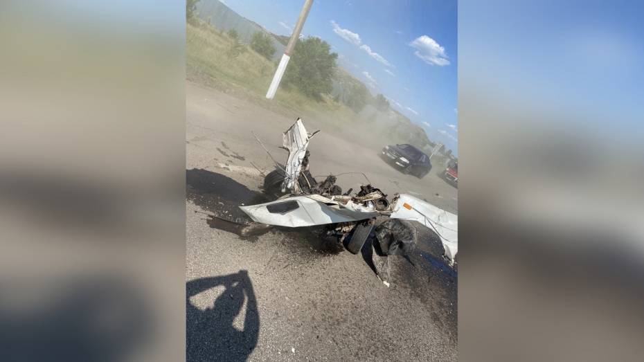 Машину разорвало на части в ДТП под Воронежем