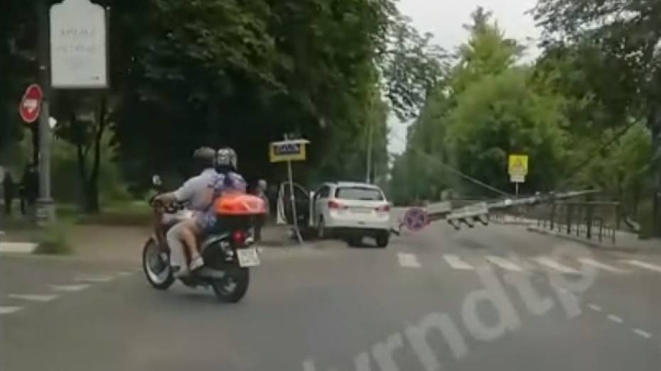 В Воронеже водитель иномарки сбил светофор вместе с электропроводами