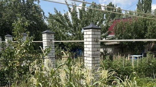 Воронежец чуть не лишился отдыха за границей из-за незаконно установленного забора