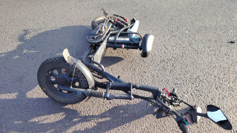 В Воронеже водитель электроскутера столкнулся с легковушкой и попал в больницу