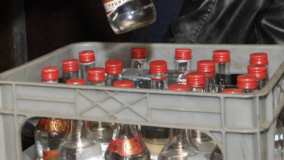 В Поворино полицейские изъяли у предпринимателя 284 бутылки контрафактного спиртного