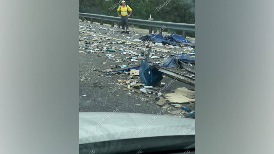 «Свежая авария»: под Воронежем после столкновения фур по трассе рассыпались дезодоранты