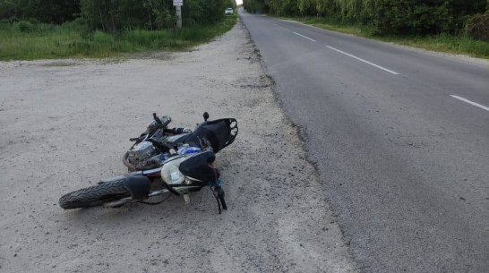 Трое подростков на мотоцикле опрокинулись и получили травмы под Воронежем