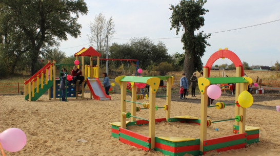 Детский игровой городок сделали активисты в хохольском селе Яблочное