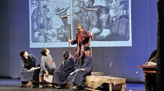 Камиль Тукаев показал воронежцам комикс-читку пьесы Платонова