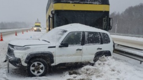 В Воронежской области «Нива» врезалась в рейсовый автобус: пострадали 3 человека