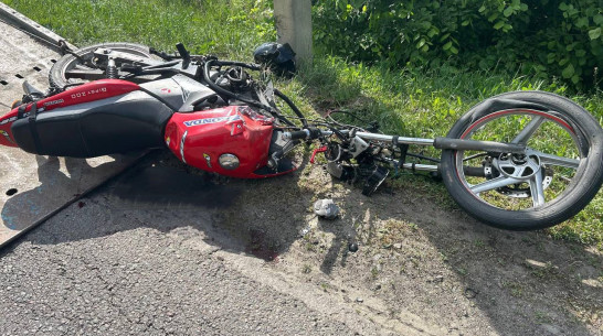 В воронежском селе 50-летний мотоциклист врезался в бетонный столб и погиб