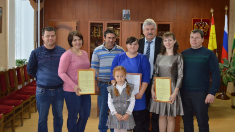 В Эртиле 3 семьям вручили жилищные сертификаты