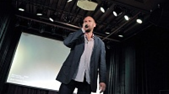 Поэт Андрей Родионов в Воронеже прочел стихи о Майдане и Луганске