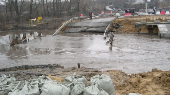 Разрушенный паводком временный мост через реку Полубянка в Острогожском районе обещают восстановить уже сегодня