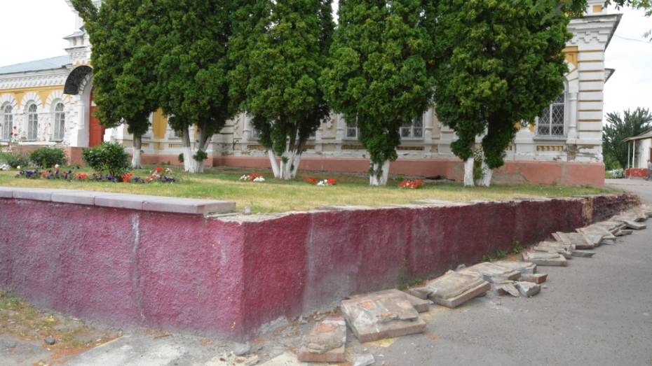 В Богучаре вандалы в центре города отломали 20 бордюрных плит