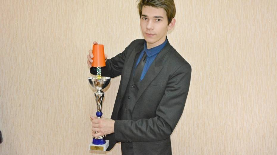 Молодой фокусник из Богучара победил в международной конкурсе иллюзионистов
