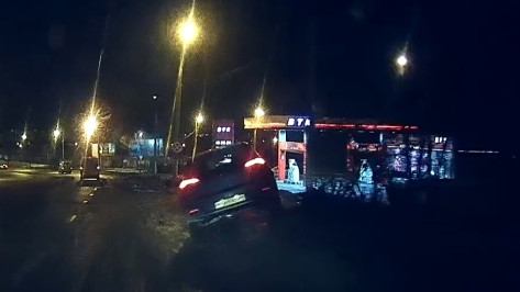 В Воронеже иномарка врезалась в бензоколонку: пострадал водитель