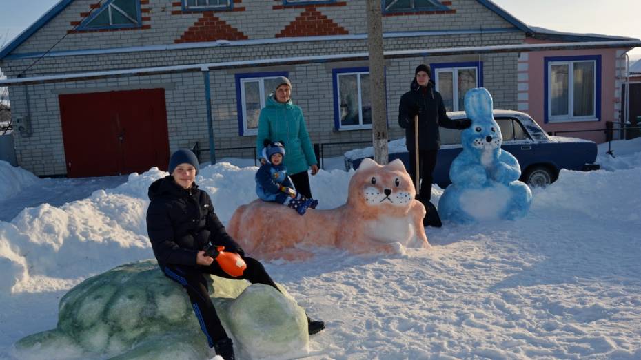 Семья из Россошанского района слепила из снега 1,5-метрового зайца