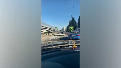 В Воронеже на Остужевском кольце из грузовика выпала бетонная плита