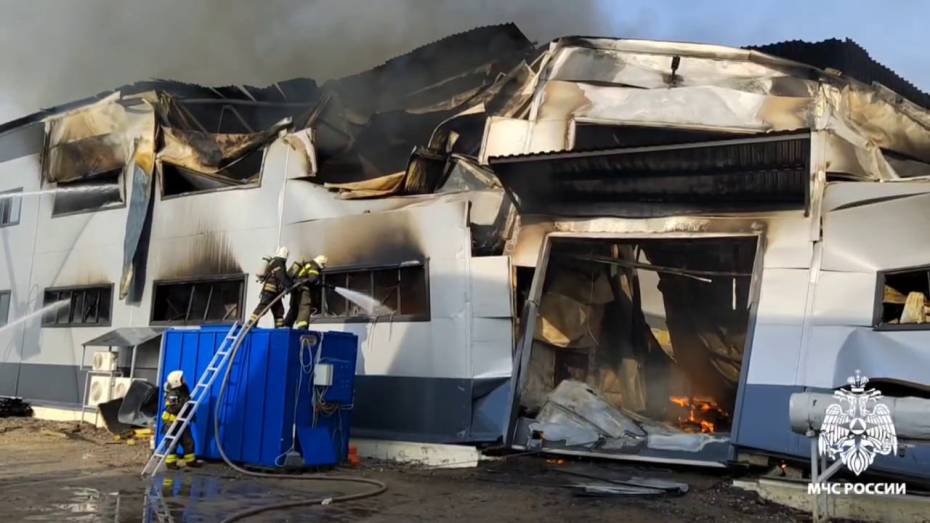 В Воронеже потушили крупный пожар в мебельном цеху в Шилово