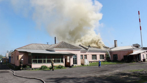 В центре Таловой выгорело помещение в здании дистанции пути