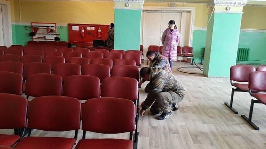 В память о детстве в деревне москвич оплатил ремонт Дома культуры в Таловском районе
