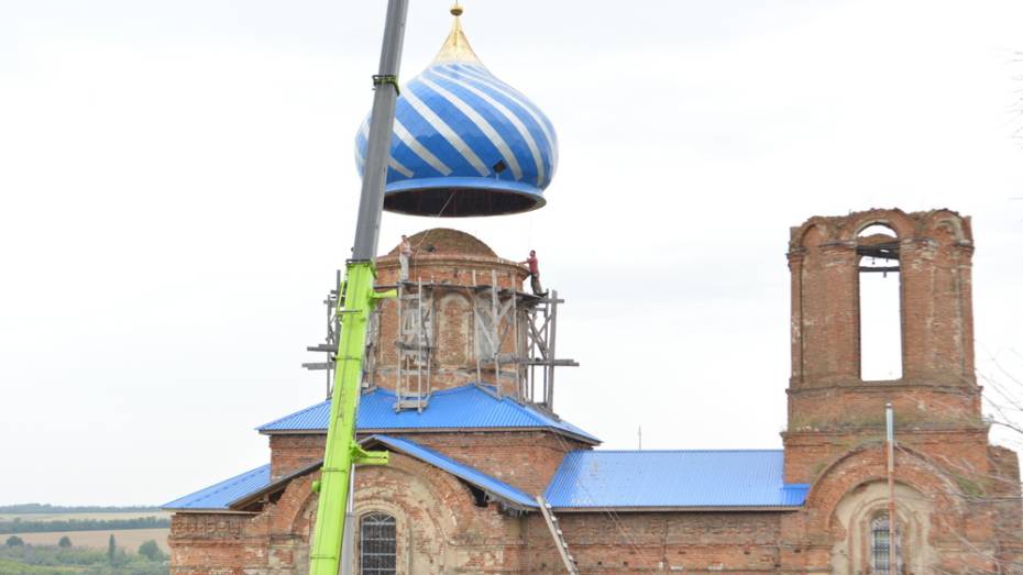 На старинном храме в острогожском селе Петренково установили купол