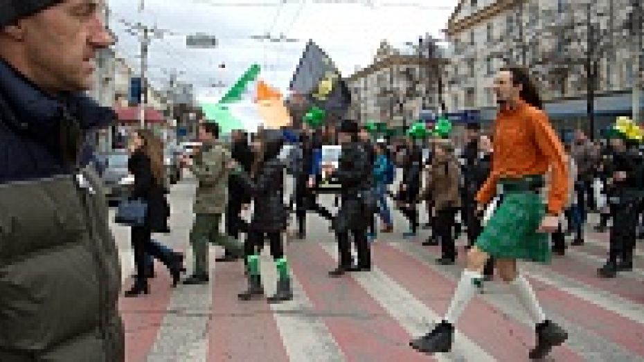 К параду на день Святого Патрика в Воронеже присоединились регбисты, любители ирландских танцев и охранники кинотеатра