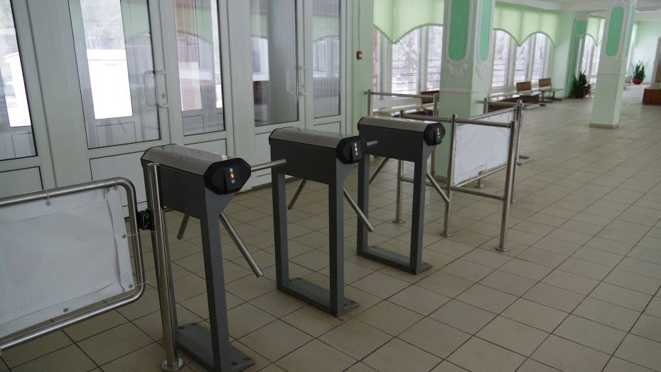 В воронежских школах по поручению губернатора проверили системы безопасности после трагедии в Ижевске