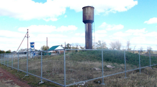 В новохоперском поселке Бороздиновка благоустроили территорию вокруг водонапорной башни