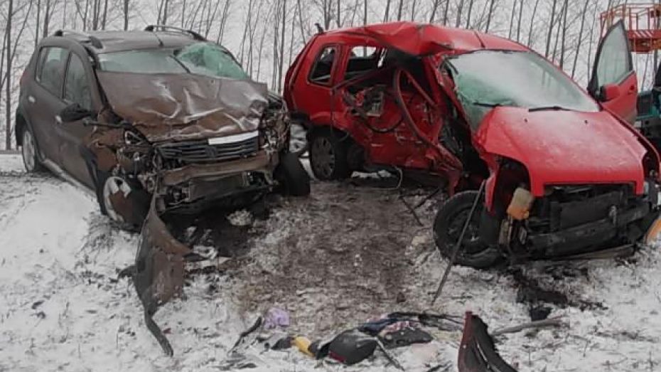 При столкновении Ford и Renault 2 человека погибли и 3 ранены в Воронежской области