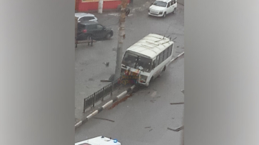 Автобус с пассажирами врезался в ограждение возле Памятника Славы в Воронеже