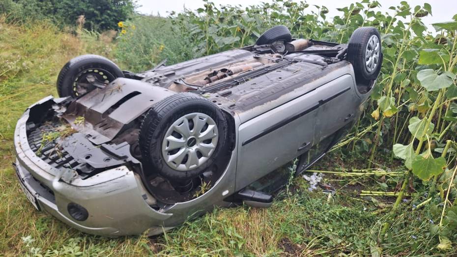 В Воронежской области пенсионерка на Nissan устроила массовое ДТП и перевернулась